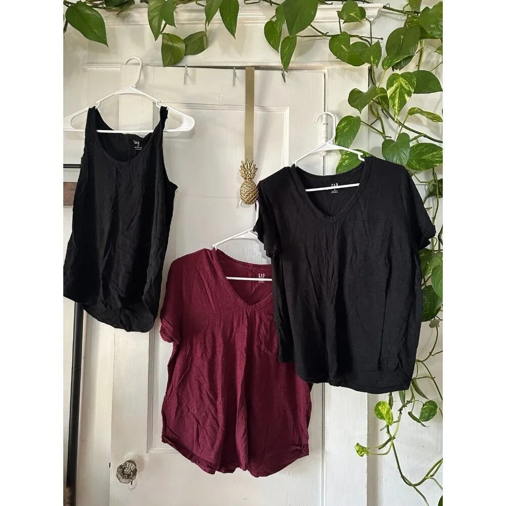 GAP Women’s size medium (3) t-shirts